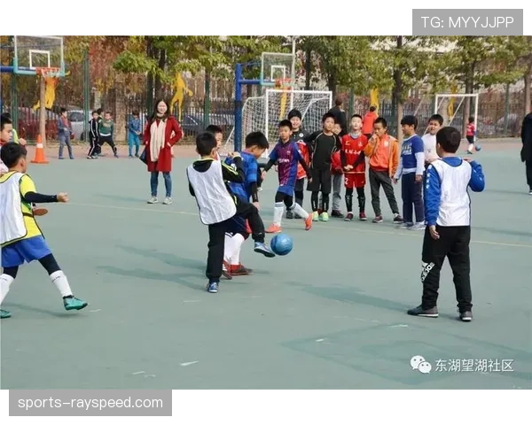 通讯：“社区足球日”活动增设战术讲解环节，吸引家庭观众参与